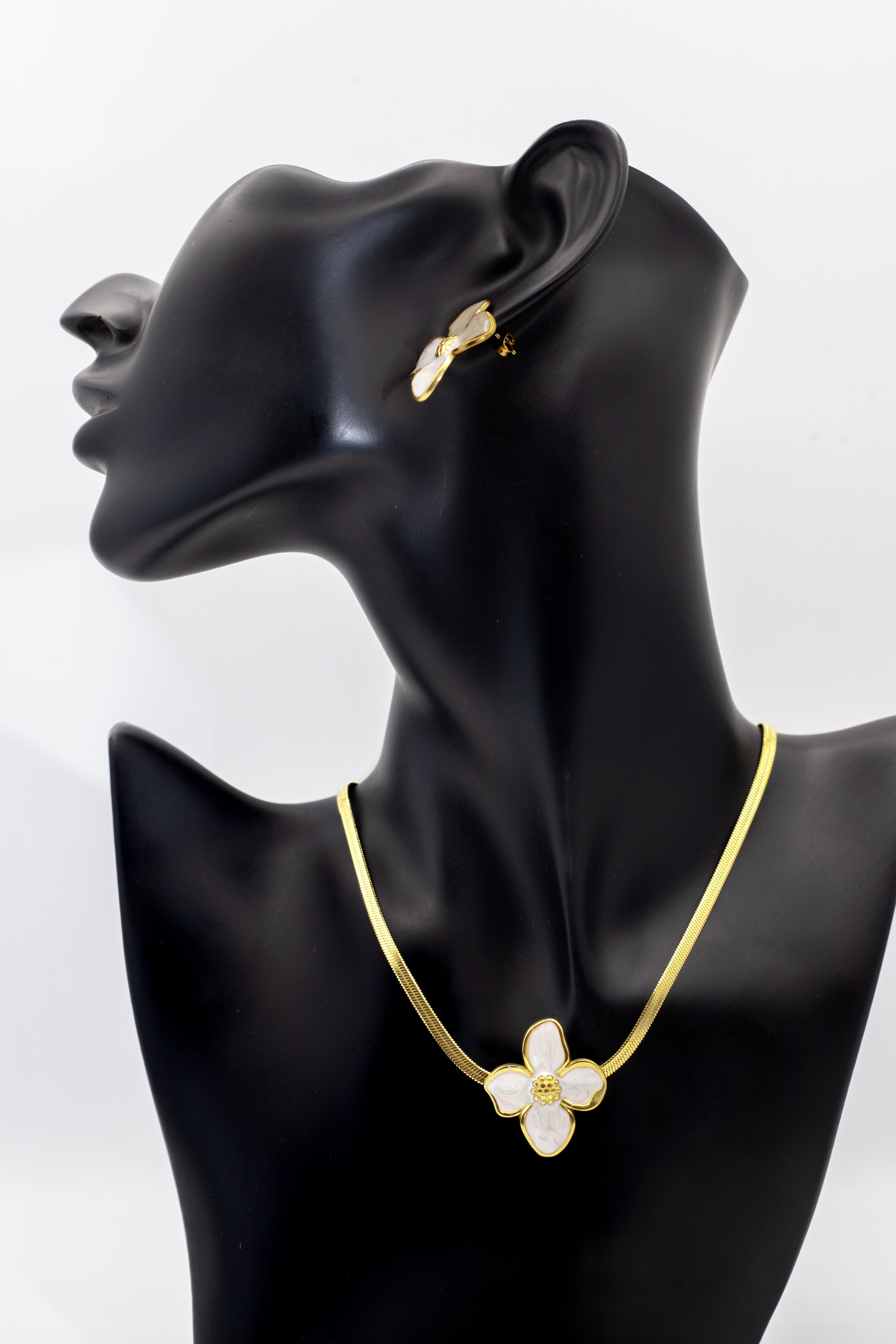 Golden Opalescent Clover Snake Chain Necklace Set